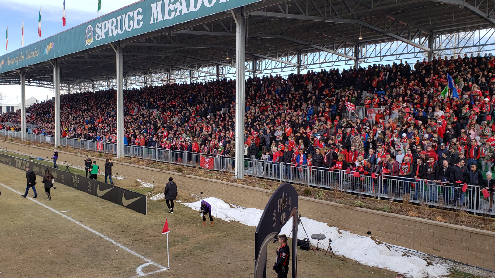 Blick auf das ATCO Field in den Spruce Meadows bei Calgary, Heimstadion von Cavalry FC, mit Tribuenen und Spielfeld