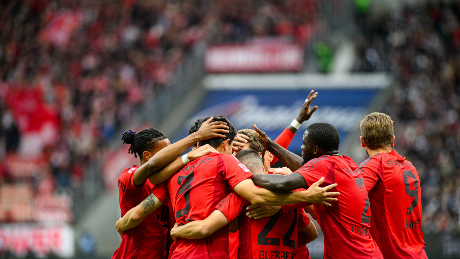 Spieler des FC Bayern München auf dem Fußballplatz