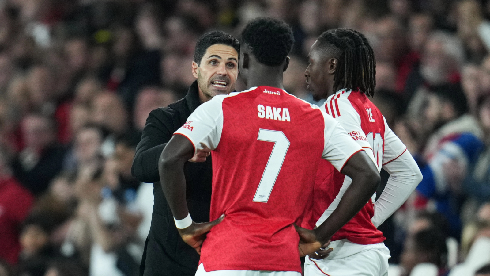 Mikel Arteta steht frustriert an der Außenlinie nach der Niederlage von Arsenal