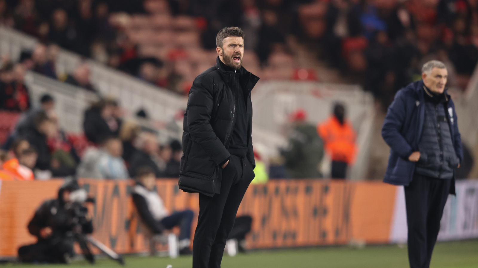 Trainer Michael Carrick an der Seitenlinie bei einem Fußballspiel